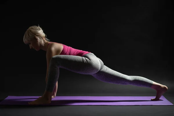 Kvinna Utövar Pilates Låga Utfall Yoga Stretch Övning — Stockfoto