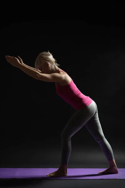 Kvinna Utövar Pilates Variant Stående Ben Stretch Övning — Stockfoto