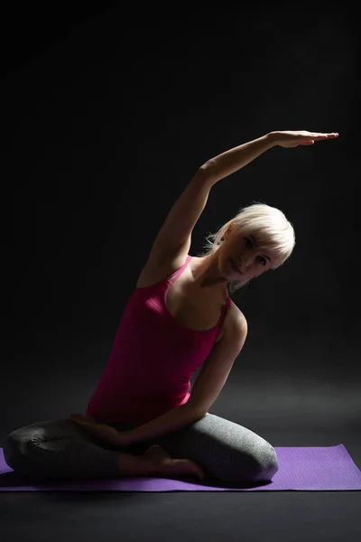 Kobieta Wykonując Pilates Syrena Ćwiczenia — Zdjęcie stockowe