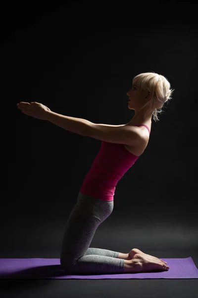 Mulher Exercitar Pilates Estúdio Tiro Fundo Preto — Fotografia de Stock