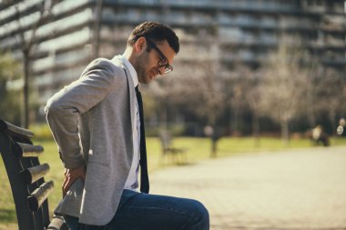 Genç işadamı sırtına ağrı yaşıyor.