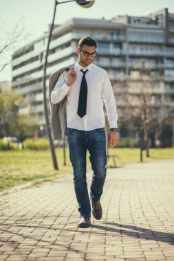 Genç yorgun işadamı işten eve gidiyor.