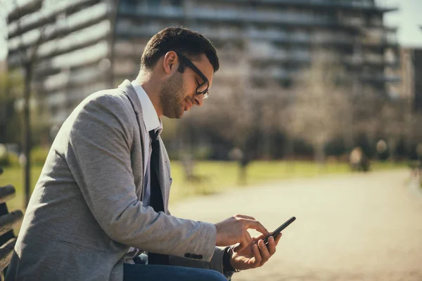 Jeune Homme Affaires Utilise Smartphone Dans Parc — Photo