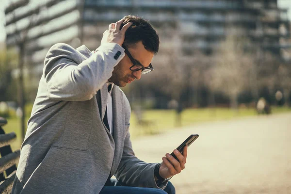 Jeune Homme Affaires Utilise Smartphone Dans Parc — Photo