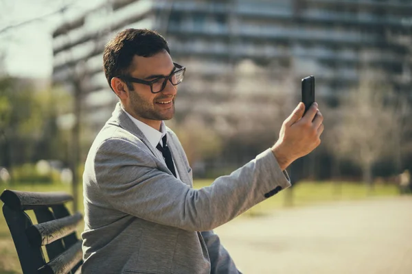 Jeune Homme Affaires Heureux Prend Selfie Dans Parc — Photo