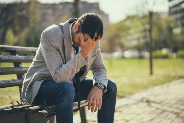Der Junge Geschäftsmann Sitzt Park Nachdem Gefeuert Wurde Ist Depressiv — Stockfoto