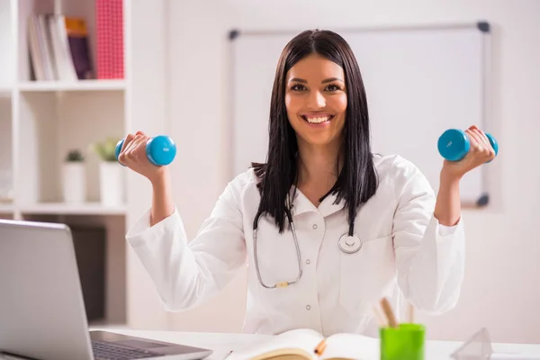 Young Doctor Talking Importance Fitness — Stock Photo, Image