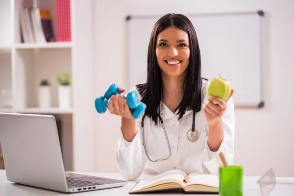 Young Doctor Talking Importance Fitness Healthy Eating — Stock Photo, Image