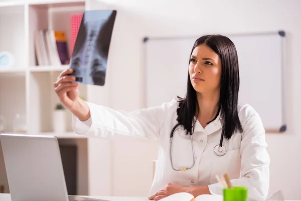 Молодий Лікар Вивчає Рентгенівське Зображення Кабінеті — стокове фото