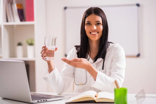 Young Doctor Talking Importance Water Heart Health — Stock Photo, Image