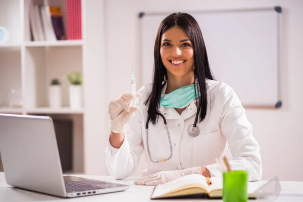 Young Doctor Talking Importance Vaccination — Stock Photo, Image