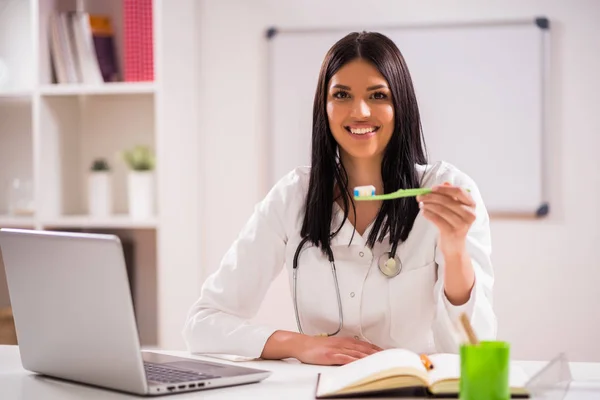 Young Doctor Talking Teeth Care Her Office — Stock Photo, Image