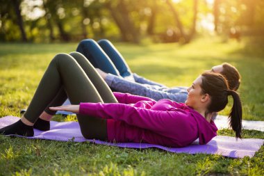 Çift parkta egzersiz yapmakta. Siyatik kurtarma için egzersiz.