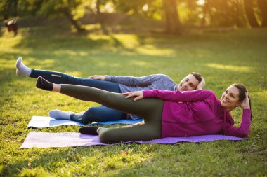 Çift parkta egzersiz yapmakta. Siyatik kurtarma için egzersiz.