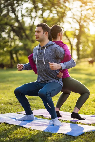 Pareja Está Haciendo Ejercicio Parque Ejercicio Para Recuperación Ciática —  Fotos de Stock