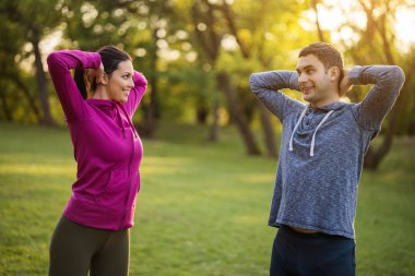 Mutlu çift parkta egzersiz.