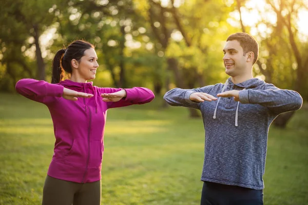 Pareja Feliz Está Haciendo Ejercicio Parque —  Fotos de Stock