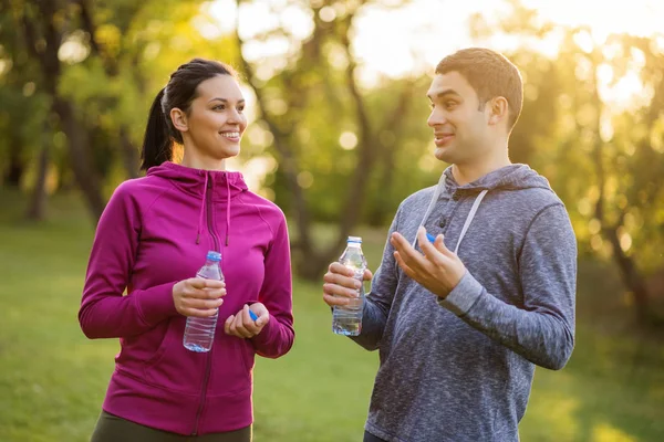 Jeune Couple Parle Après Exercice Dans Parc Assoiffé Faire Exercice — Photo