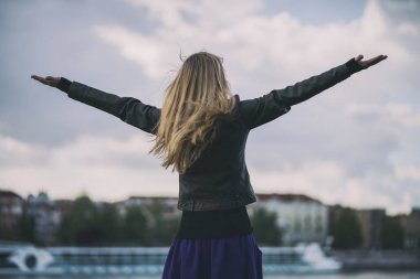 Mutlu kadın şehirde onun zaman zevk.