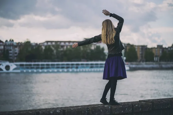 Mujer Feliz Disfrutando Tiempo Ciudad — Foto de Stock