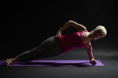 Pilates yapan bir kadın. Vücut sağlığı için egzersiz.