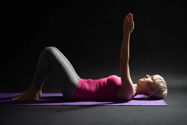 ピラティスを練習する女性 身体の健康のための運動 — ストック写真