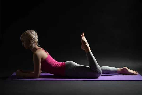 Kobieta Ćwiczy Pilates Ćwiczenia Dla Zdrowia Ciała — Zdjęcie stockowe