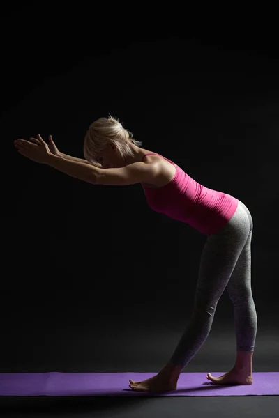 Kvinnan Tränar Pilates Motion För Kroppshälsa — Stockfoto