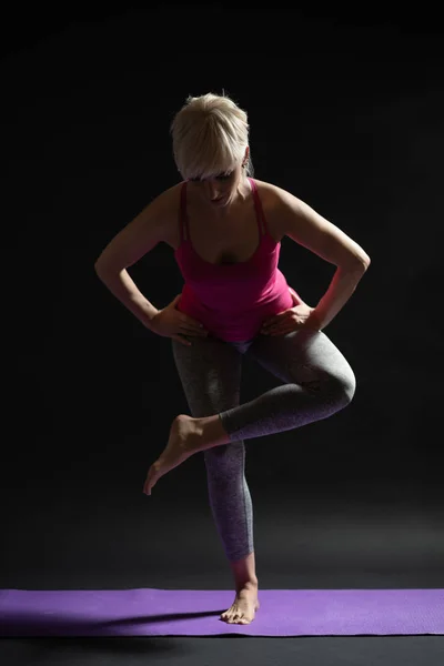 Egy Pilatest Gyakorol Gyakorlat Test Egészségéért — Stock Fotó