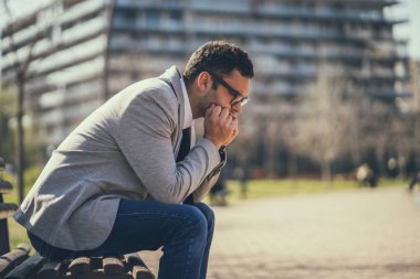 Genç dalgın işadamının portresi. 