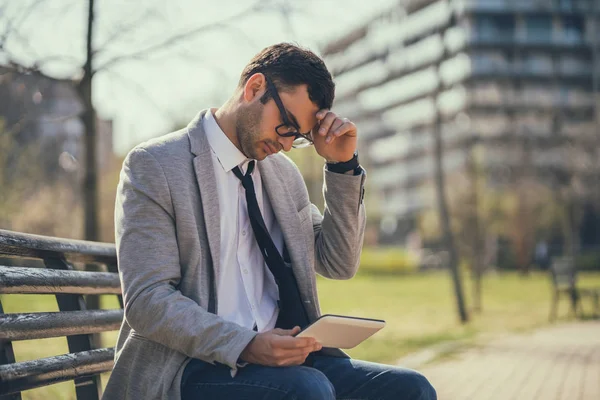 Jeune Homme Affaires Utilise Tablette Numérique Dans Parc — Photo