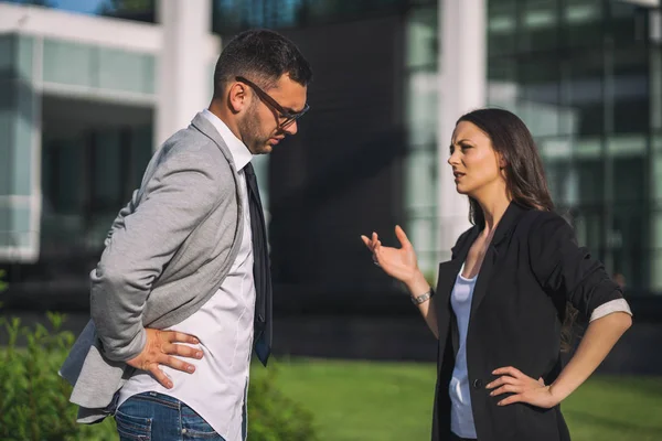 Överarbetad Affärsman Pratar Med Kollega Efter Jobbet — Stockfoto