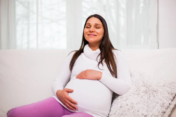 Evde Rahatlatıcı Mutlu Hamile Kadın — Stok fotoğraf