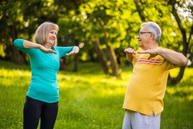 Yaşlı çift parkta egzersiz.