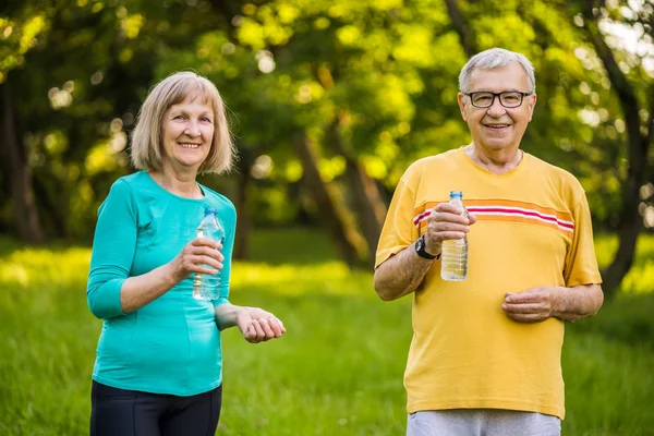 Feliz Pareja Ancianos Está Bebiendo Agua Después Hacer Ejercicio Parque — Foto de Stock