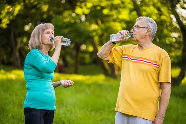 Glückliches Senioren Paar Trinkt Nach Sport Park Wasser — Stockfoto