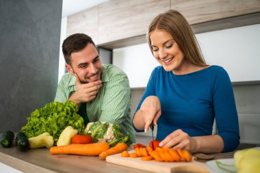 Genç çift mutfakta yemek hazırlıyor.. 