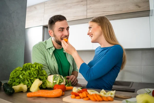 Young Couple Preparing Meal Kitchen — Stock Photo, Image