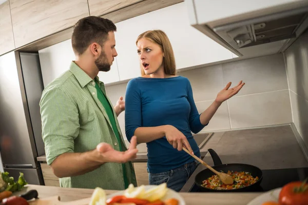 Mąż Nie Lubi Posiłku Jego Żona Przygotowuje — Zdjęcie stockowe