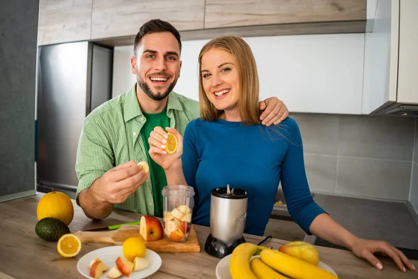 Pareja Joven Está Preparando Jugo Cocina — Foto de Stock