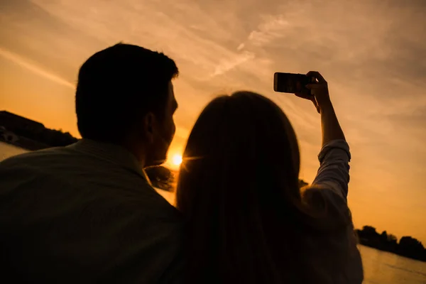 Happy Couple Prend Selfie Coucher Soleil Dans Ville — Photo