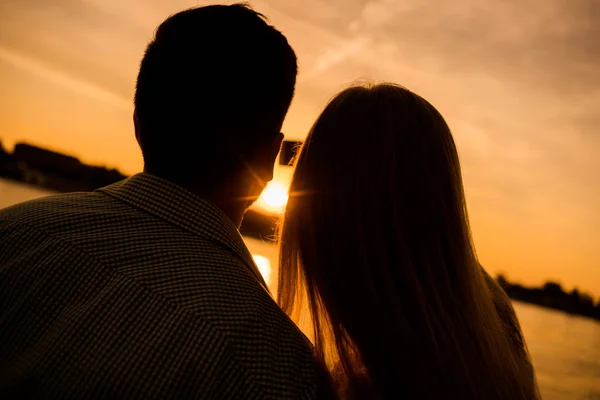 Casal Feliz Está Fotografando Pôr Sol Cidade — Fotografia de Stock