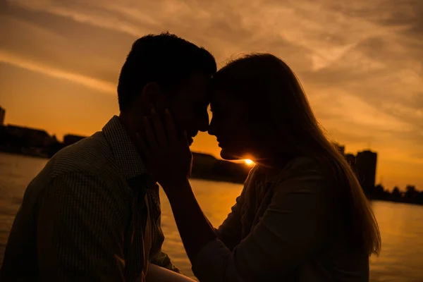 Casal Feliz Amor Está Desfrutando Pôr Sol Cidade — Fotografia de Stock