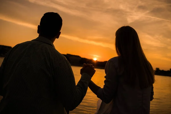 Gelukkig Paar Genieten Van Zonsondergang Stad — Stockfoto