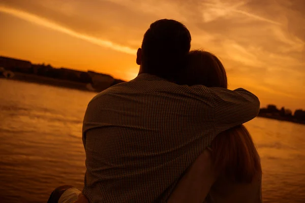 Gelukkig Paar Genieten Van Zonsondergang Stad Paar Liefde Zonsondergang Silhouet — Stockfoto