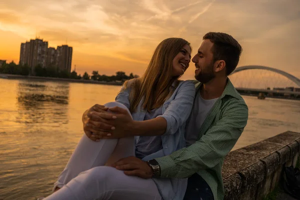 Coppia Felice Innamorata Che Abbraccia Sulla Riva Del Fiume Città — Foto Stock