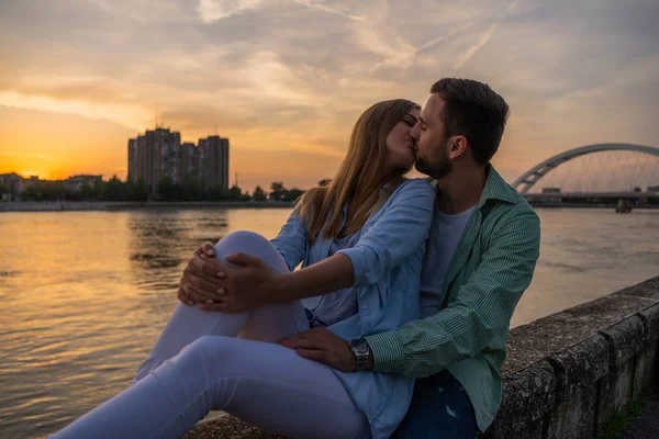 Coppia Felice Innamorata Che Bacia Sulla Riva Del Fiume Città — Foto Stock