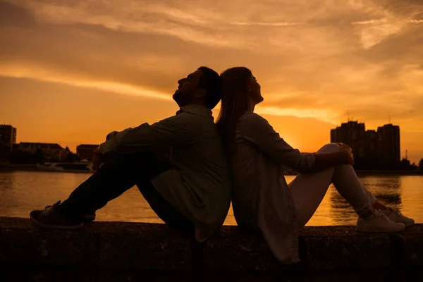 Casal Feliz Está Desfrutando Pôr Sol Cidade — Fotografia de Stock