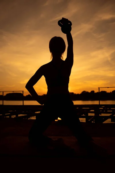 Kobieta Ćwicząca Pilates Kettlebell Zachodzie Słońca — Zdjęcie stockowe