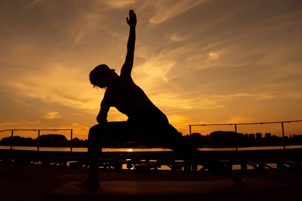 Kobieta Uprawia Jogę Zachodzie Słońca Virabhadrasana Obrócony Wojownik Stwarzają — Zdjęcie stockowe